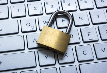 Schloss auf Tastatur als Symbol für Datenschutz im Internet.