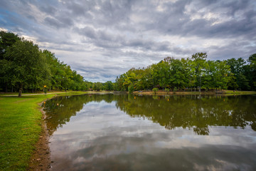 Fototapeta na wymiar The lake at Park Road Park, in Charlotte, North Carolina.