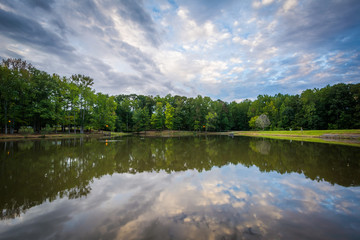Obraz na płótnie Canvas The lake at Park Road Park, in Charlotte, North Carolina.