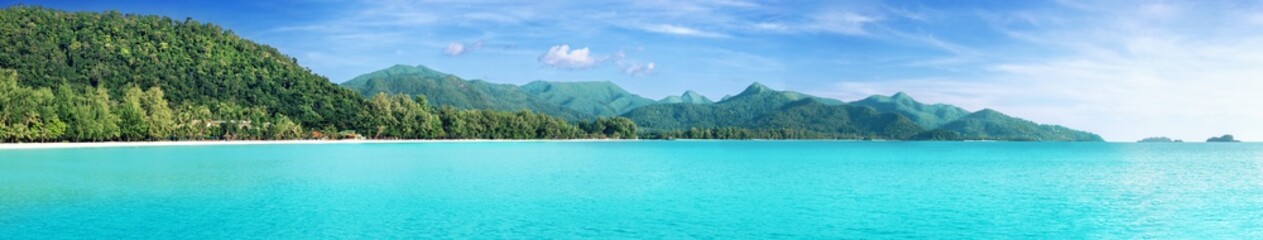 Schönes tropisches Thailand-Inselpanorama mit Strand, weißem Meer und Kokospalmen für Feiertagsferienhintergrundkonzept