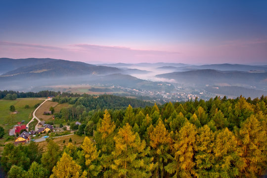 Fototapeta Piękny wschód słońca w górskim mieście Muszyna. Beautiful sunrise  in the mountain in Muszyna - Poland.  Polish mountain landscape