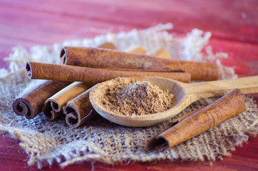 Fototapeta na wymiar ground cinnamon and cinnamon sticks dry