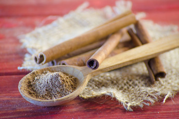 ground cinnamon and cinnamon sticks dry