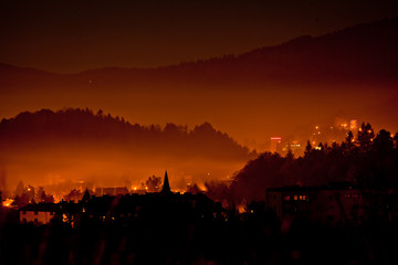 Jesienna mglista noc w górskim mieście Muszyna. Foggy autumn night in the mountain in Muszyna - Poland.
