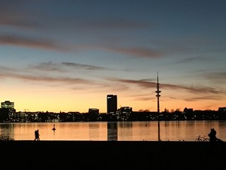 Obraz premium Sonnenuntergang hinter der Alster in Hamburg