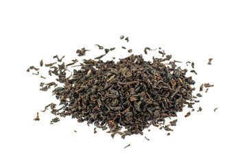 Черный чай сухой рассыпанный на белом фоне