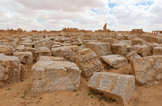 Alte zerst&ouml;rte Steine auf dem W&uuml;stenboden in Syrien