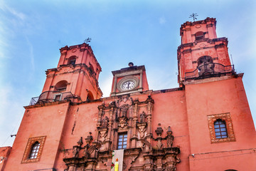Obraz premium San Francisco Pink Church Templo de San Francisco Guanajuato Mex