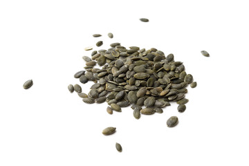 Semi di zucca decorticati e isolati su fondo bianco