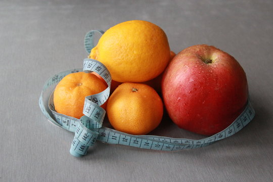 Яблоко и лента на столе (диета и здоровое питание)