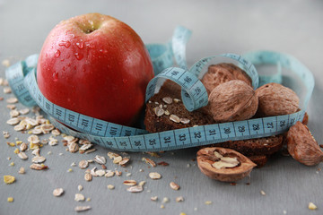 Яблоко и лента на столе (диета и здоровое питание)