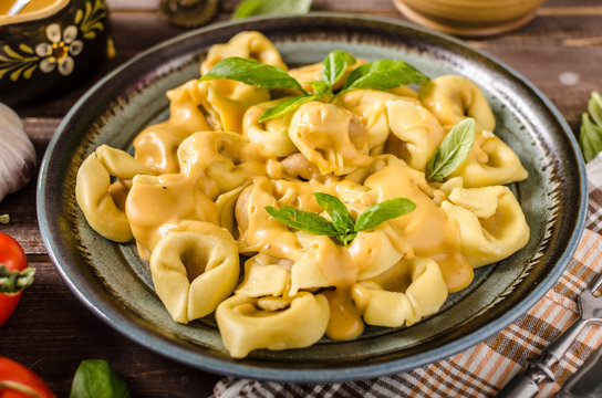 Tortellini with cheese sauce
