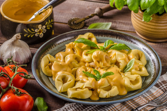 Tortellini with cheese sauce