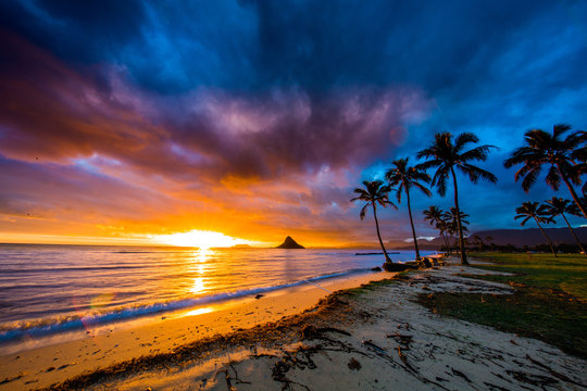 Fototapeta Piękny wschód słońca w Chinaman& 39 s Hat na Oahu