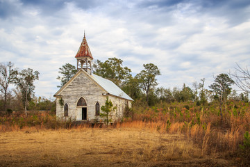Abandoned Presbyterian Church in the Black Belt of Alabama
Historic Presbyterian Church in Sumter County, Coatopa, Alabama.  Erected in the late 1800s. - obrazy, fototapety, plakaty