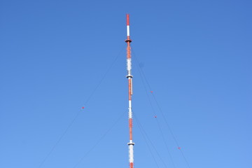 Sendemast ragt in Himmel