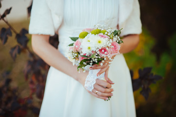 Obraz na płótnie Canvas bridal bouquet in hands of the bride