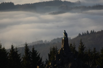 Fliegerdenkmal in Licht und Schatten