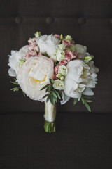 Photo of the bouquet on the big chair 6736.