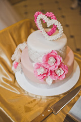 Obraz na płótnie Canvas Cake with pink flowers and hearts 6758.