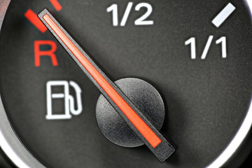 analoge Tankanzeige eines Autos - leer