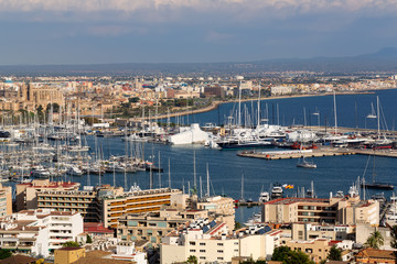 Fototapeta na wymiar port with yachts and the city of Palma De Mallorca
