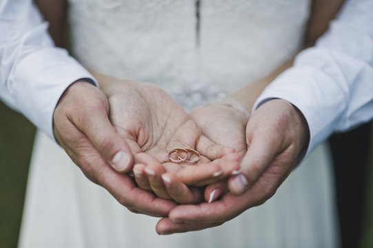 Large photo of hands embracing the newlyweds 7061.