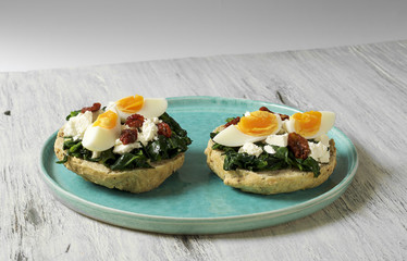 Sandwich with spinach, boiled egg and dried tomatoes