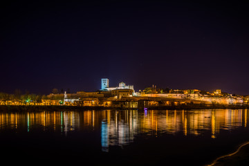 Fototapeta na wymiar La Catedral de San Salvador de Zamora , acenas y río Duero por la noche