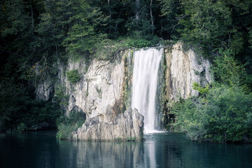 Fototapeta na wymiar Beautiful green forest waterfall