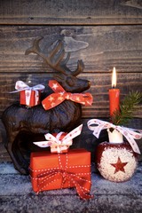 Weihnachtskarte - Hirsch mit Geschenken und Adventskerze