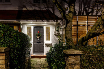 Obraz premium House decorated for Christmas in London