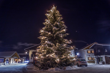 Dorfplatz in Grainau mit Christbaum
