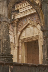 Obraz premium Entrance to the Malik Mughith’s Mosque inside the hilltop fortress town of Mandu in Madyha Pradesh, India. Built circa 1432 by Malik Mughith.