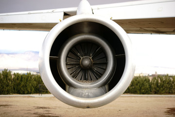 Flugzeugturbine / Die Nahaufnahme einer Flugzeugturbine am Seitenfl&uuml;gel eines Passagierflugzeugs.