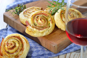 Luftiges Gebäck: Herzhafte Blätterteig-Schinkenschnecken mit Frischkäse und Parmesan sowie...