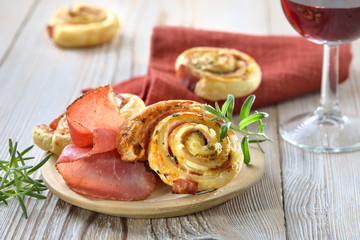 Luftiges Gebäck: Herzhafte Blätterteig-Schinkenschnecken mit Frischkäse und Parmesan sowie frischen Kräutern - Baked hearty puff pastry snacks with ham, cheese and fresh herbs