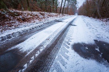 Obraz premium Sandy road in winter forest