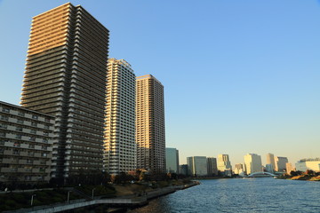 Fototapeta na wymiar 隅田川沿いに建ち並ぶ高層マンション群