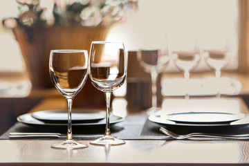 Elegant table appointments in the cafe