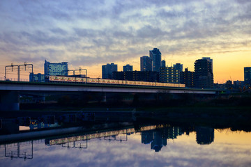 Fototapeta na wymiar 夕暮れの高架橋、多摩川 