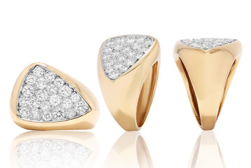 anillo en oro con zafiro rubies y diamantes en fondo blanco  ring in gold with sapphire and diamonds on white background triada