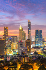 Obraz premium Widok z lotu ptaka wysokiego wzrosta nowożytny budynek przy biznesową strefą w Bangkok, Tajlandia
