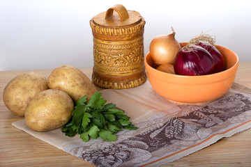 Овощи для готовки еды,картофель,петрушка,лук,соль.\Здоровая,натуральная пища.