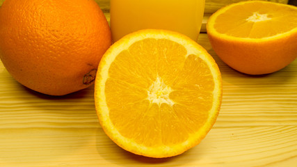 Reife Orangen halbiert mit frisch gepresstem Orangensaft