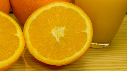 Reife Orangen halbiert mit frisch gepresstem Orangensaft