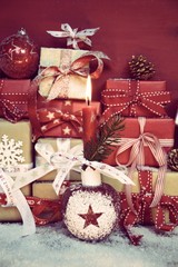 Grußkarte - besinnliche Weihnachtszeit - Adventskerze und Weihnachtsgeschenke 