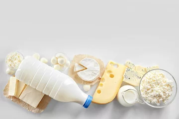 Cercles muraux Produits laitiers Produits laitiers sur fond blanc, vue de dessus