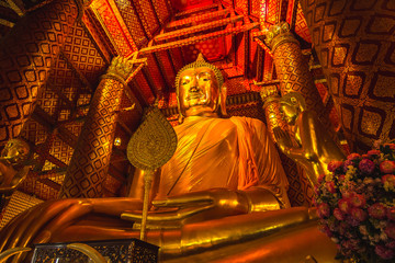 Fototapeta premium Big Golden Buddha statue in watphananchoeng chapel temple ,Ayutthaya Thailand