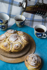 big snail bun with black tea kettle for large families